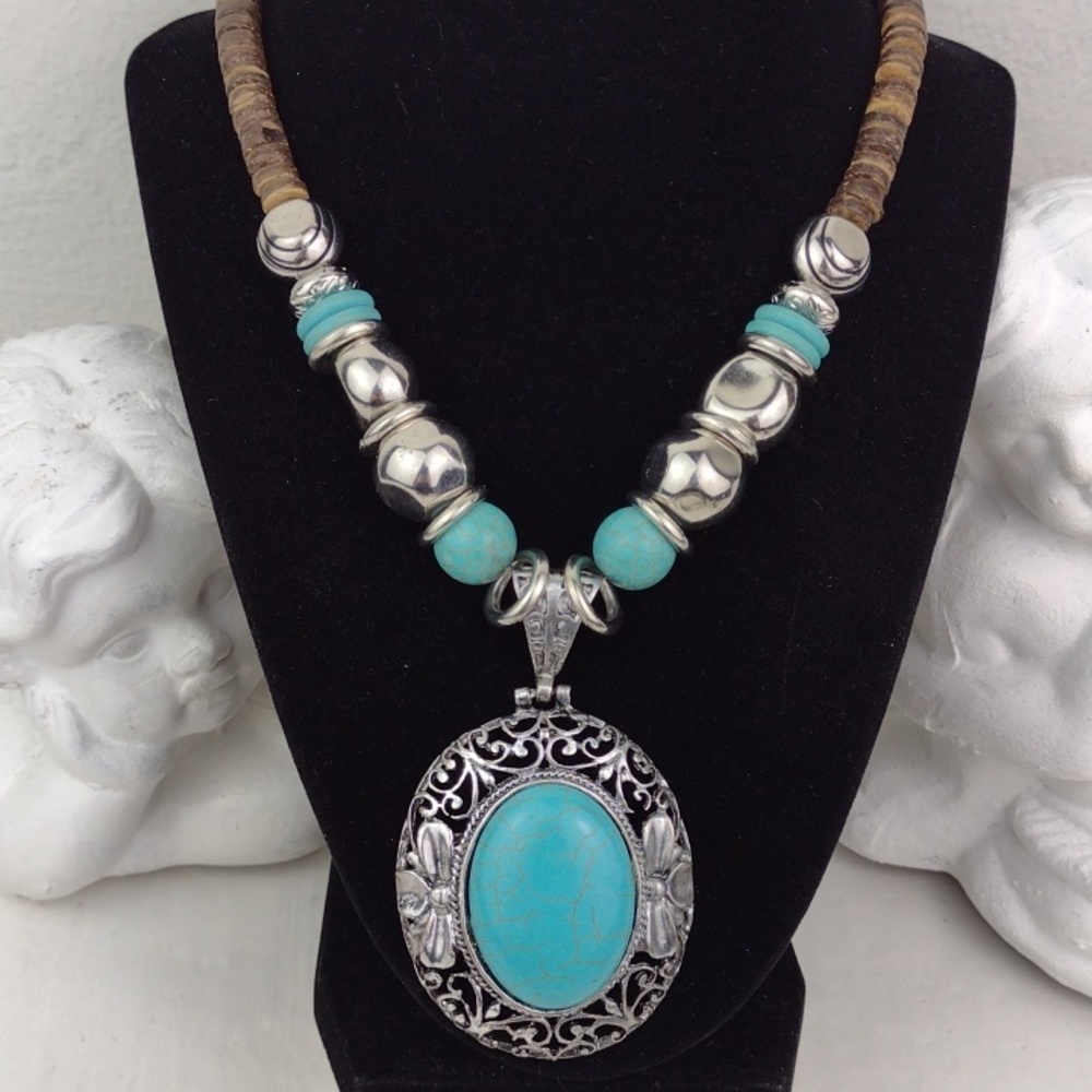 Highly Crafted Silver & Turquoise Stone Pendant Necklace